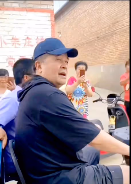 64歲畢福劍活出了自己，現身雲南參加潑水節，和星光大道選手聚會