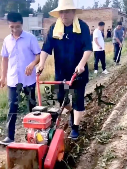 64歲畢福劍活出了自己，現身雲南參加潑水節，和星光大道選手聚會