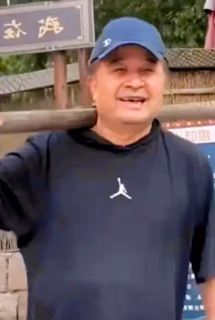 64歲畢福劍活出了自己，現身雲南參加潑水節，和星光大道選手聚會