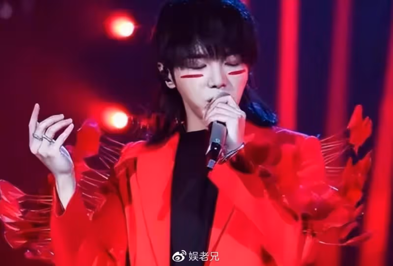 唱歌全靠吼，造型辣眼睛，演唱會割韭菜，華晨宇惹眾怒了？