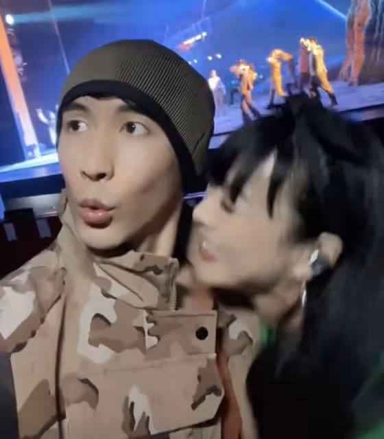鍾麗緹和老公合拍親吻視頻,張倫碩親完舔嘴唇,力破離婚傳聞
