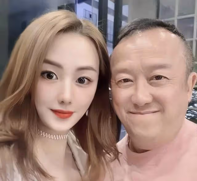 曾志偉異性緣旺,與美女網紅私會獲全程陪護,合照大變樣不敢認