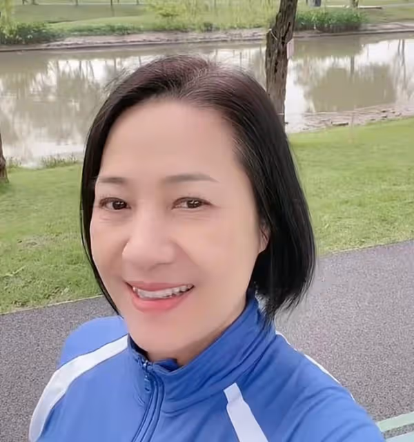 香港知名主持人陪老母回內地養老!曾被竇唯潑飲料,現低調做生意