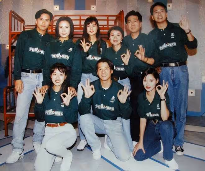 香港知名主持人陪老母回內地養老!曾被竇唯潑飲料,現低調做生意