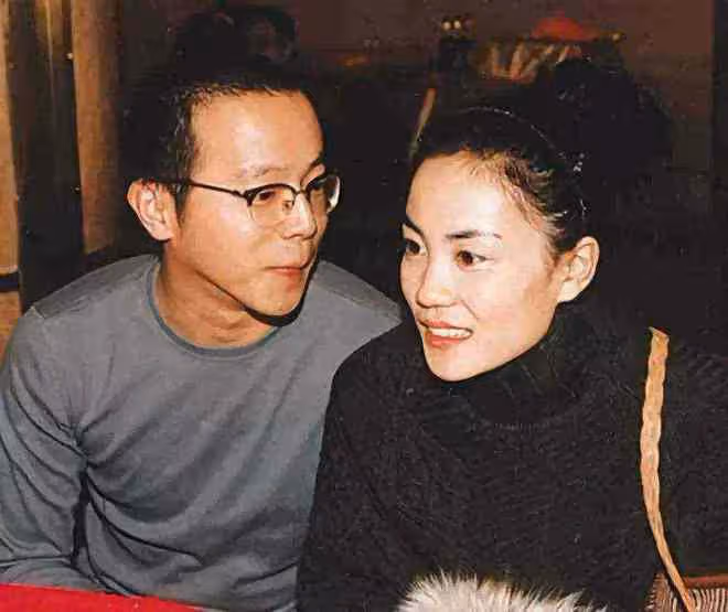 香港知名主持人陪老母回內地養老!曾被竇唯潑飲料,現低調做生意