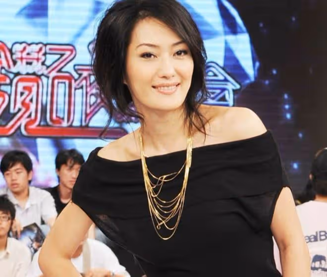 55歲孟廣美罕露面,腹部隆起被疑懷孕,被洋男友騙光積蓄後嫁富豪