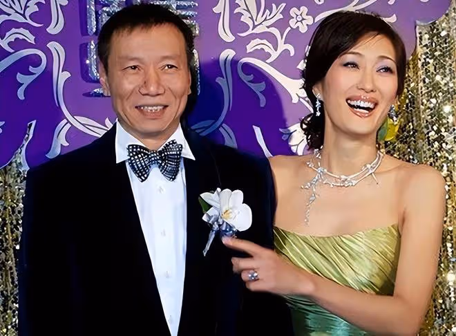 55歲孟廣美罕露面,腹部隆起被疑懷孕,被洋男友騙光積蓄後嫁富豪