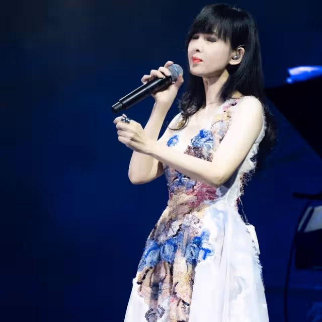周慧敏國外演唱會現場照：穿衣重回港風路線，熱情互動令人感嘆