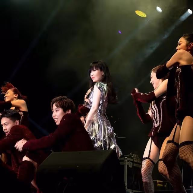 周慧敏國外演唱會現場照：穿衣重回港風路線，熱情互動令人感嘆