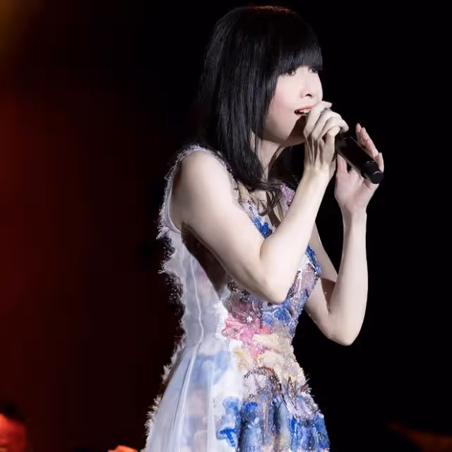 周慧敏國外演唱會現場照:穿衣重回港風路線,熱情互動令人感嘆