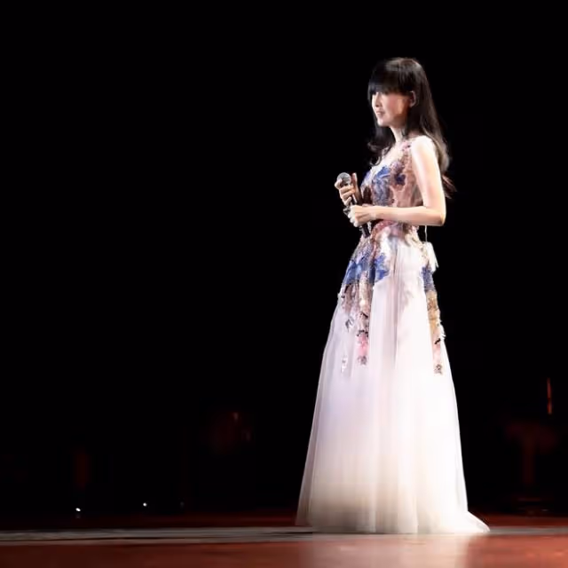 周慧敏國外演唱會現場照:穿衣重回港風路線,熱情互動令人感嘆