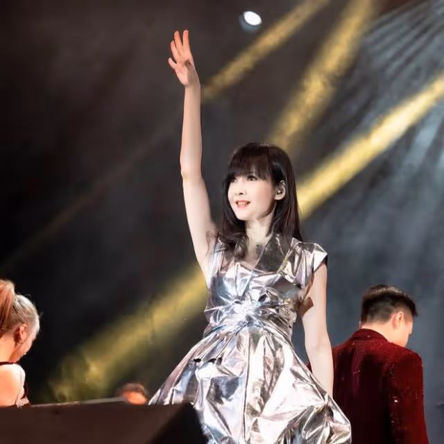 周慧敏國外演唱會現場照:穿衣重回港風路線,熱情互動令人感嘆