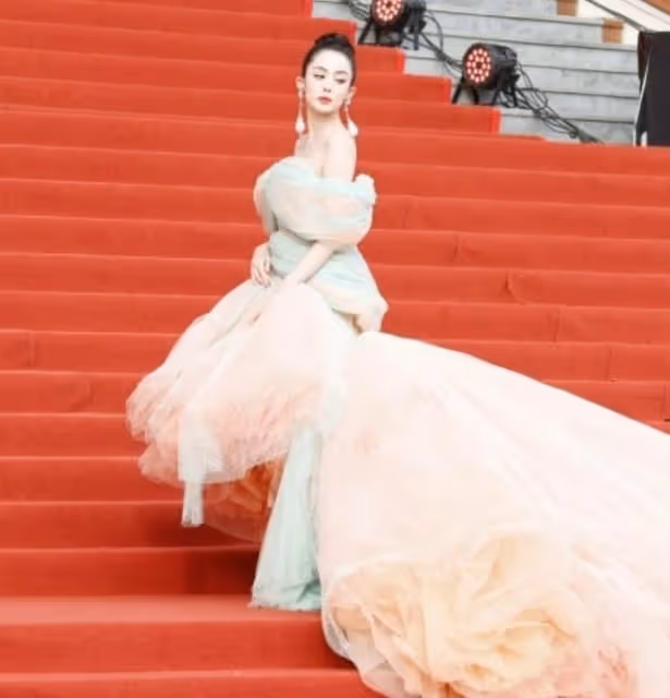 北影紅毯來了!娜扎裙子累贅顯胖,孫悅白到發光,「大嫂」氣場足
