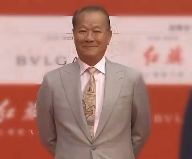 北影紅毯來了!娜扎裙子累贅顯胖,孫悅白到發光,「大嫂」氣場足