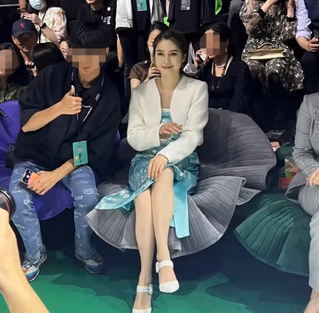 洪欣攜兒子走秀!不受畢瀅懷孕傳聞影響心情好,愛子像生父莫少聰
