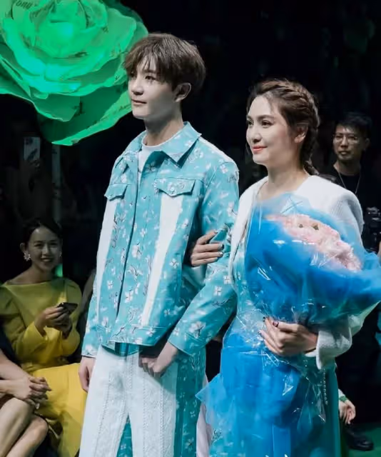 洪欣攜兒子走秀!不受畢瀅懷孕傳聞影響心情好,愛子像生父莫少聰