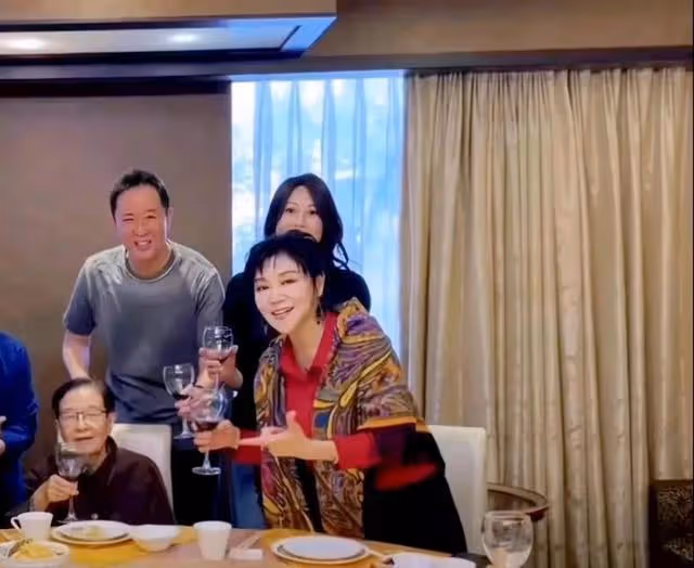 董文華61歲罕見露面，歲月痕跡難掩內心光彩，低調生活中傳奇人生
