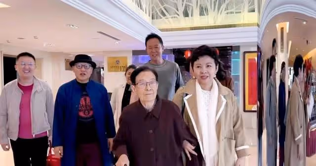 董文華61歲罕見露面，歲月痕跡難掩內心光彩，低調生活中傳奇人生