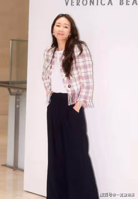 崔智友出席活動氣質出眾 出道30年是韓劇女王 在丈夫身邊變小女人