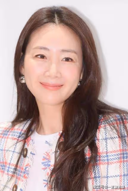 崔智友出席活動氣質出眾 出道30年是韓劇女王 在丈夫身邊變小女人