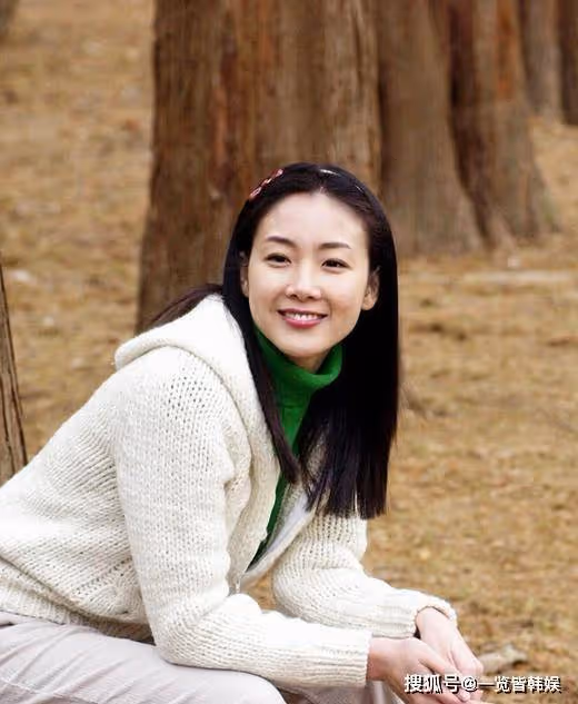 崔智友出席活動氣質出眾 出道30年是韓劇女王 在丈夫身邊變小女人