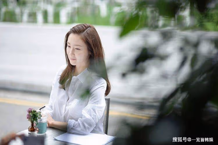 崔智友出席活動氣質出眾 出道30年是韓劇女王 在丈夫身邊變小女人