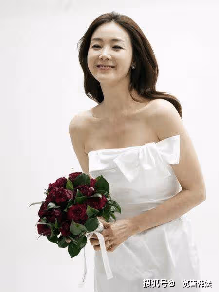 崔智友出席活動氣質出眾 出道30年是韓劇女王 在丈夫身邊變小女人