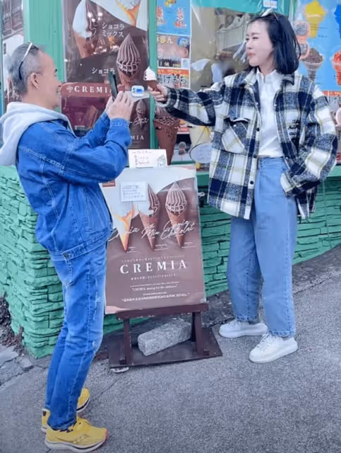 王石一家三口游日本，田朴珺吃雪糕偎依老公懷裡撒嬌，愛女未出鏡