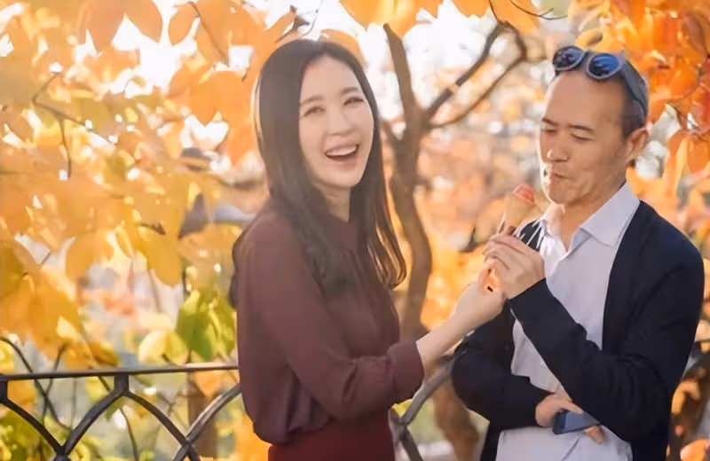王石一家三口游日本，田朴珺吃雪糕偎依老公懷裡撒嬌，愛女未出鏡