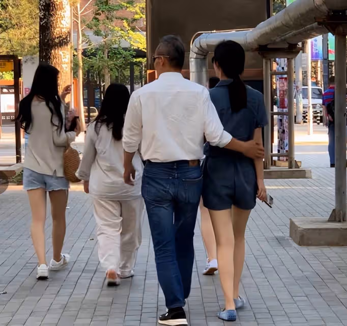 王石一家三口游日本，田朴珺吃雪糕偎依老公懷裡撒嬌，愛女未出鏡