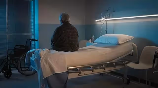 一輩子交友無數住院後妻子不照顧,妻子:朋友重要,找朋友照顧