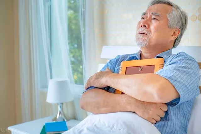 一輩子交友無數住院後妻子不照顧,妻子:朋友重要,找朋友照顧