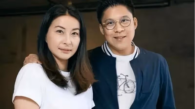 郭晶晶爬華山被偶遇，又矮又壯，穿著樸素，到底算不算美女？