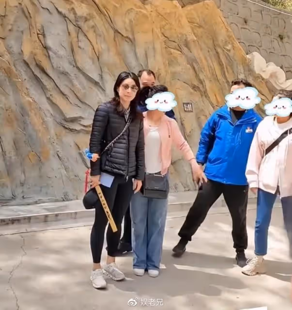 郭晶晶爬華山被偶遇,又矮又壯,穿著樸素,到底算不算美女?