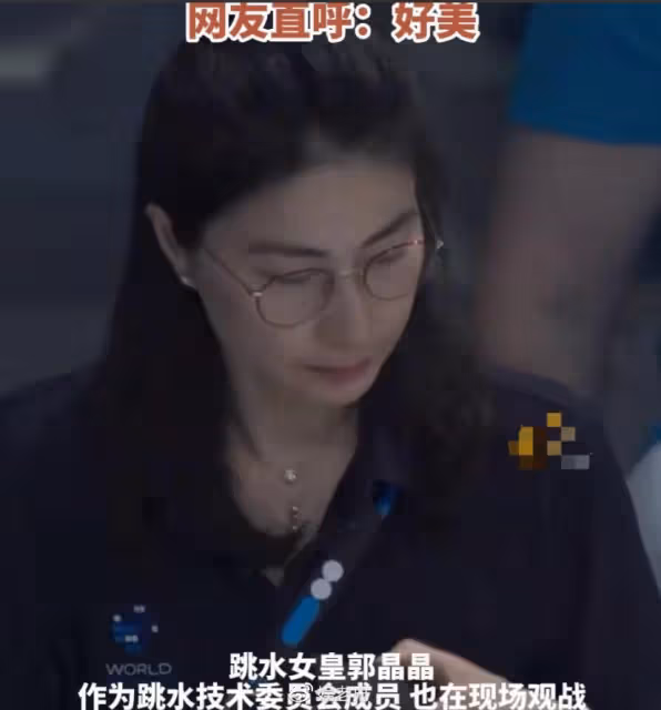 郭晶晶爬華山被偶遇,又矮又壯,穿著樸素,到底算不算美女?