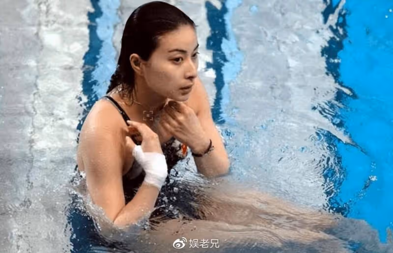 郭晶晶爬華山被偶遇,又矮又壯,穿著樸素,到底算不算美女?