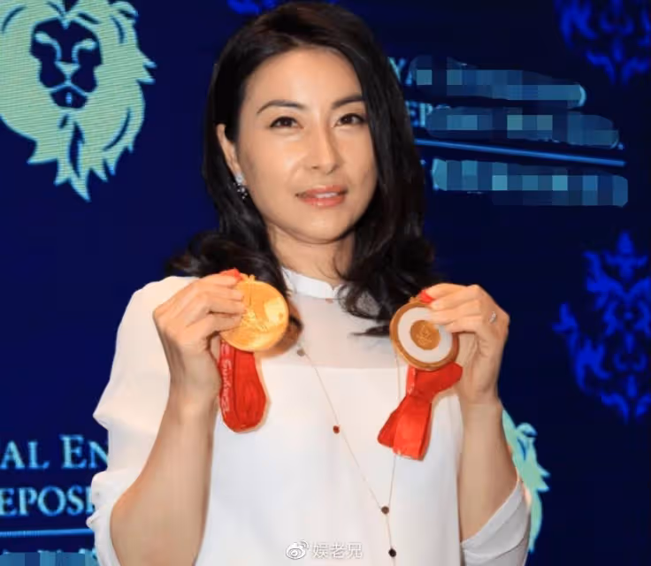 郭晶晶爬華山被偶遇,又矮又壯,穿著樸素,到底算不算美女?