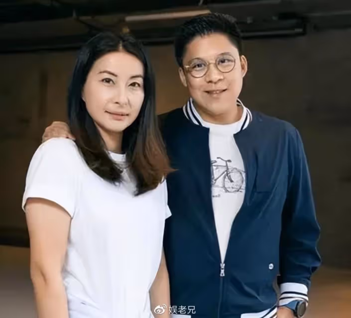 郭晶晶爬華山被偶遇,又矮又壯,穿著樸素,到底算不算美女?