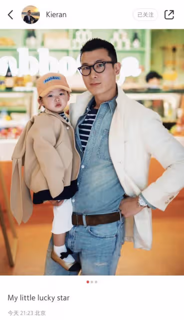 朱珠夫婦外出會友，1歲半女兒時尚高冷，顏值提升越來越像媽媽