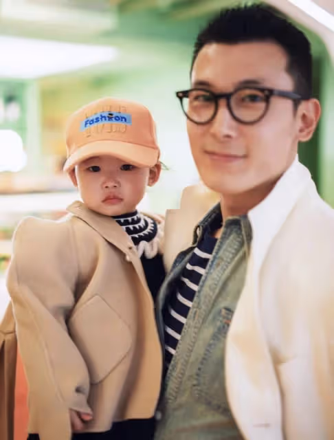 朱珠夫婦外出會友，1歲半女兒時尚高冷，顏值提升越來越像媽媽