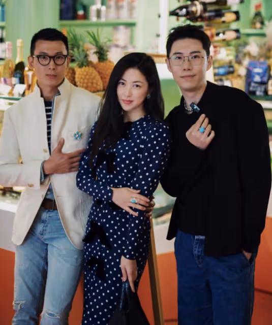 朱珠夫婦外出會友，1歲半女兒時尚高冷，顏值提升越來越像媽媽