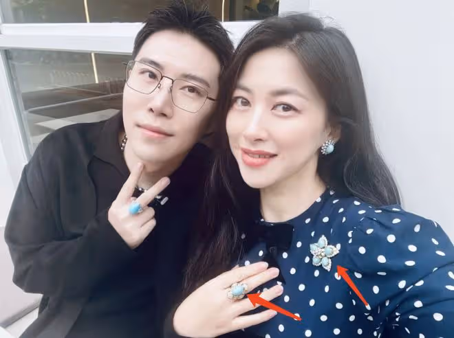 朱珠夫婦外出會友，1歲半女兒時尚高冷，顏值提升越來越像媽媽