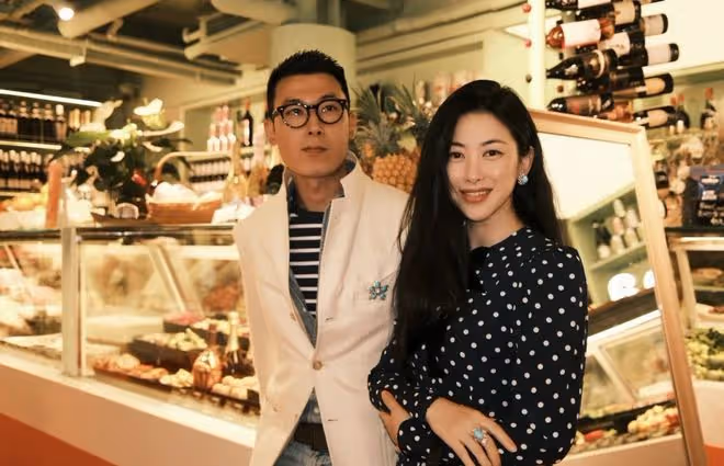 朱珠夫婦外出會友，1歲半女兒時尚高冷，顏值提升越來越像媽媽