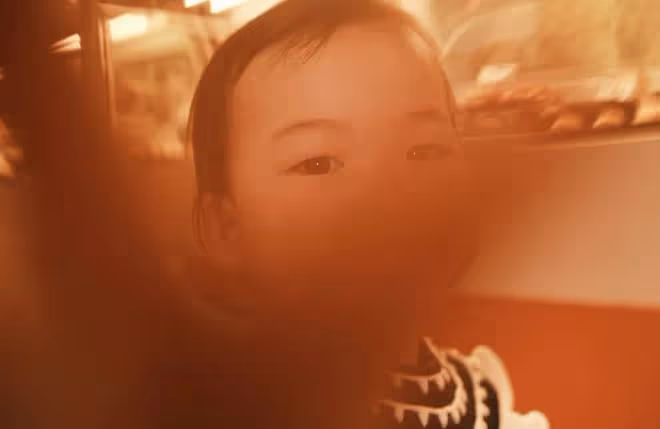 朱珠夫婦外出會友，1歲半女兒時尚高冷，顏值提升越來越像媽媽