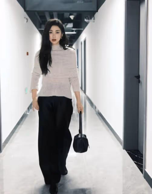 朱珠夫婦外出會友，1歲半女兒時尚高冷，顏值提升越來越像媽媽
