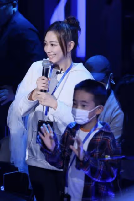 陳小春兒子Jasper介紹學校，大秀流利普通話，曾被媽媽逼著學中文