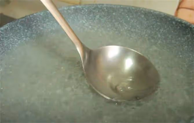 水晶糖蒜做法，想要酸甜好吃無辣味，重在糖醋比例，個個晶白透亮