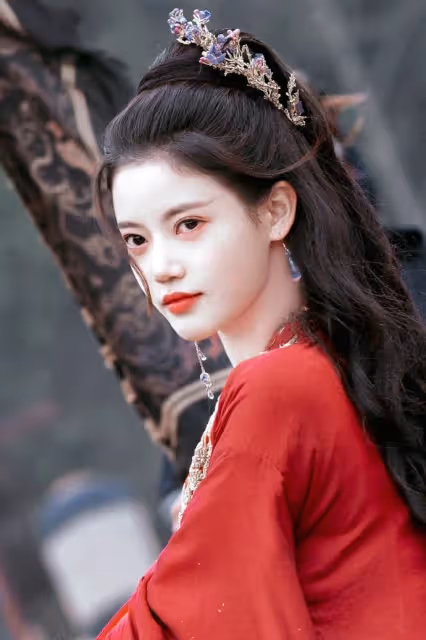 盤點《長月燼明》劇中的6位古裝女神_美人_黃馨瑤_扮相
