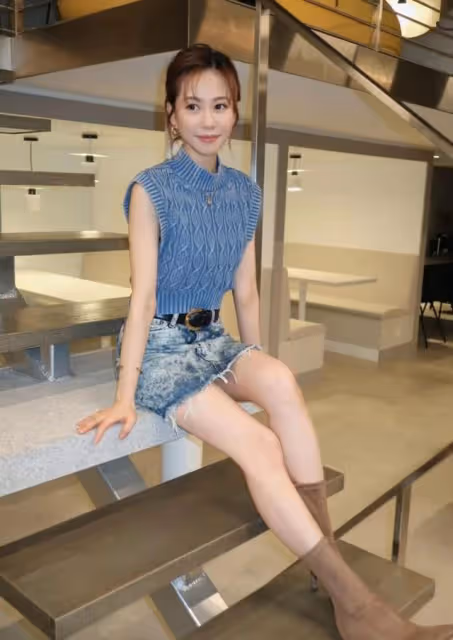 感情路坎坷！港女歌手曝遇上都是孽緣，旅遊邂逅外籍男又分手收場