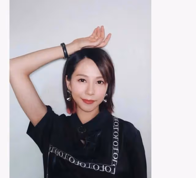 感情路坎坷！港女歌手曝遇上都是孽緣，旅遊邂逅外籍男又分手收場